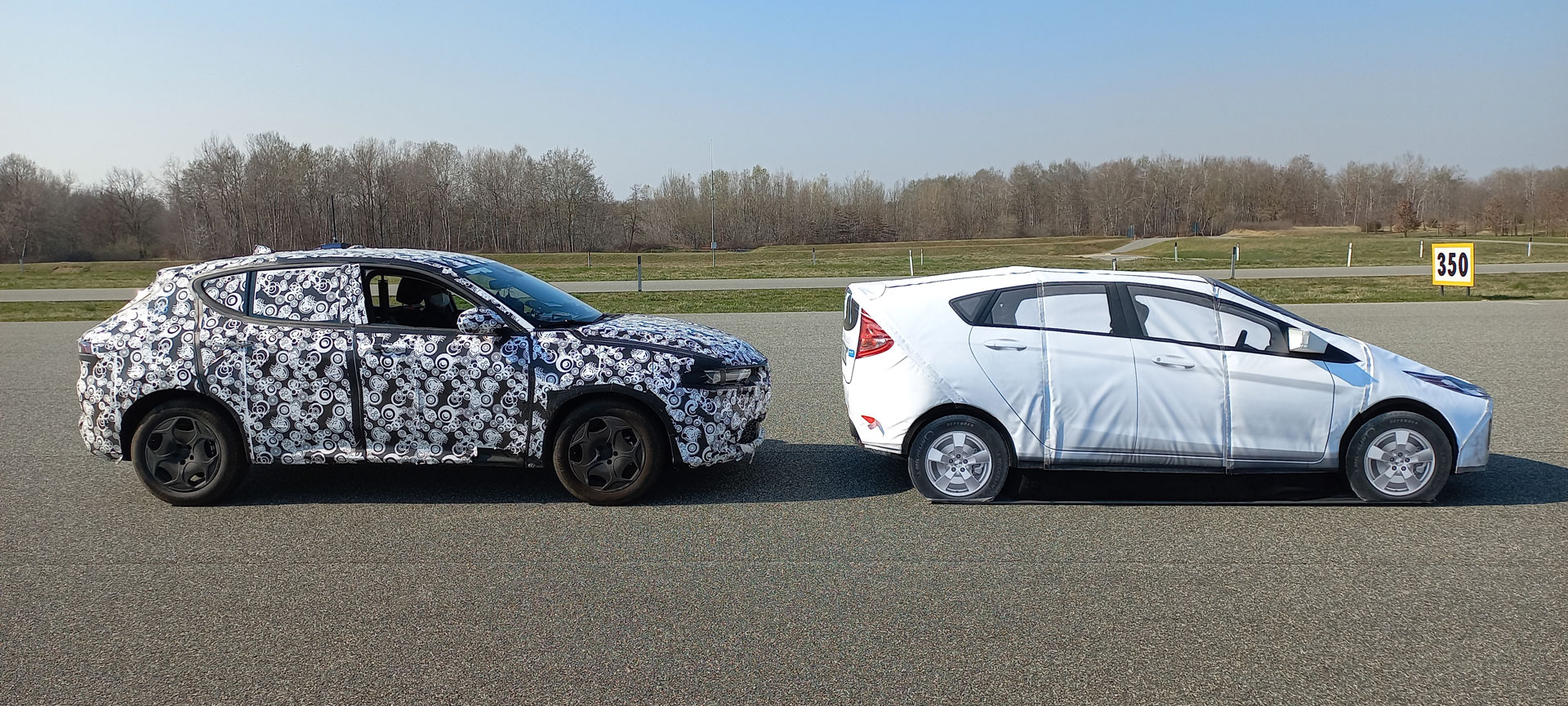 Foto di due automobili che devono essere testate