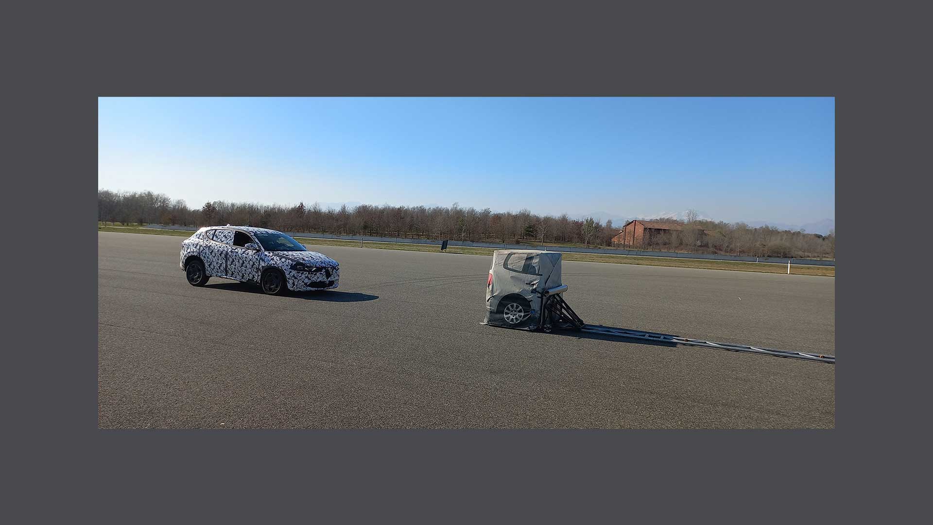 Foto dell’esecuzione di test su un’automobile in pista con simulatori di automobili