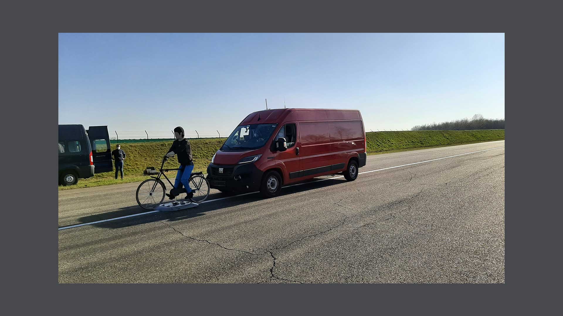 Foto dell’esecuzione di test su un furgone con l’ausilio di un manichino su una bicicletta