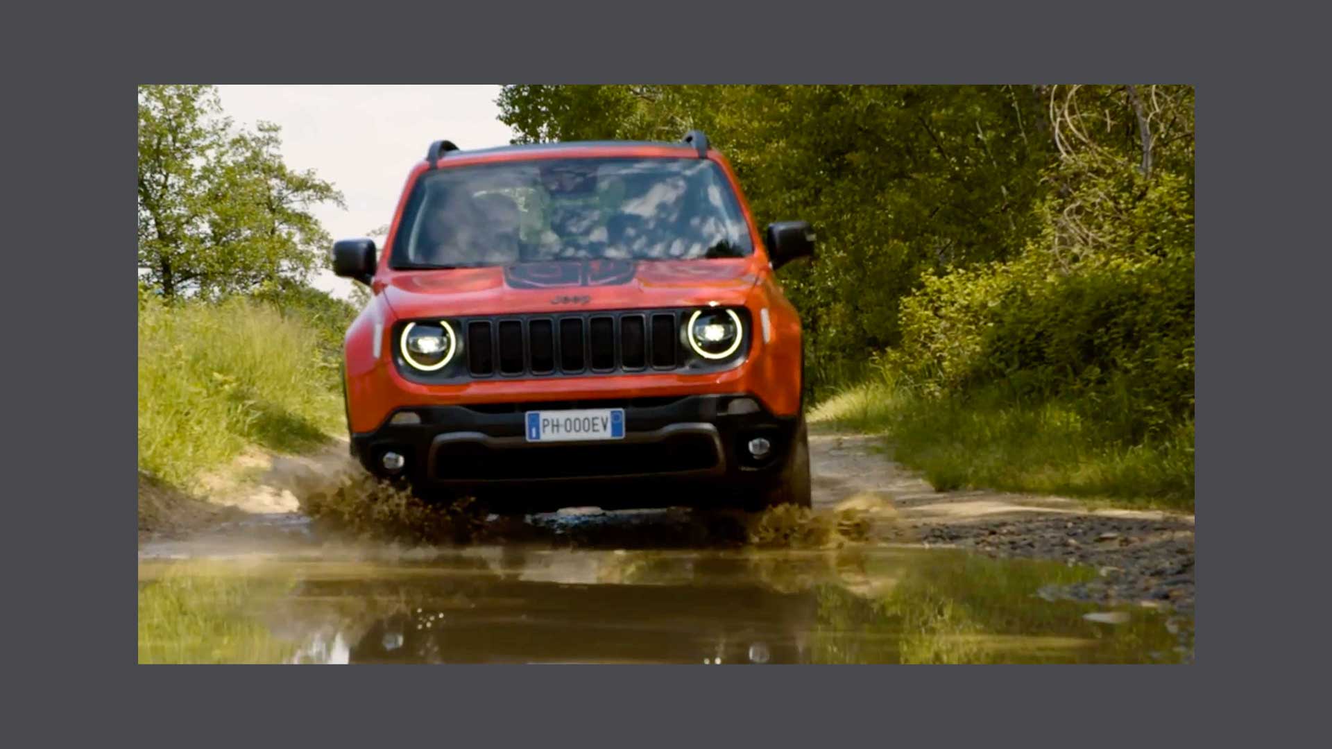 Foto di una Jeep Renegade su terreno fangoso