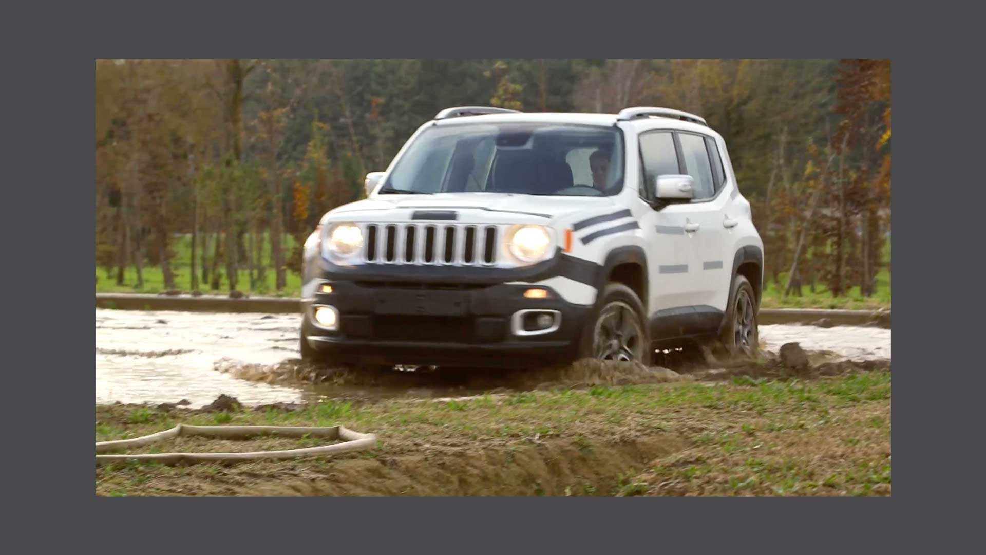 Foto di una Jeep Renegade su terreno fangoso