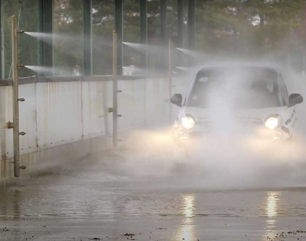 Foto di un’automobile sulla quale vengono testate l’affidabilità e la durabilità