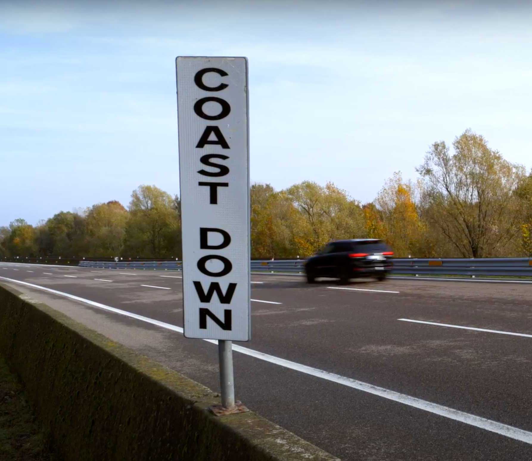 Foto di un’automobile sulla quale viene eseguito il test di coast-down