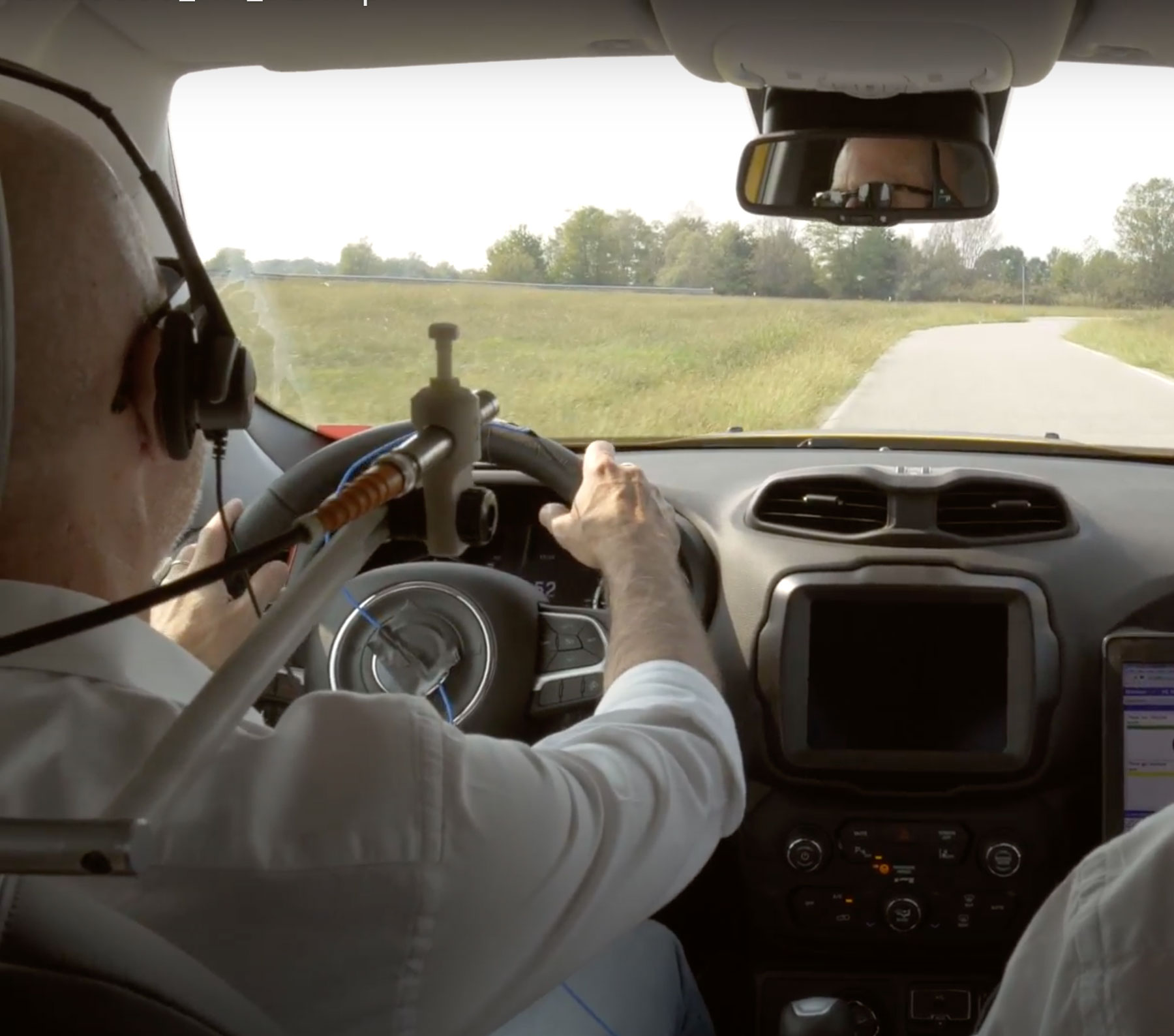 Foto di un automobilista mentre esegue un test del rumore dell’automobile