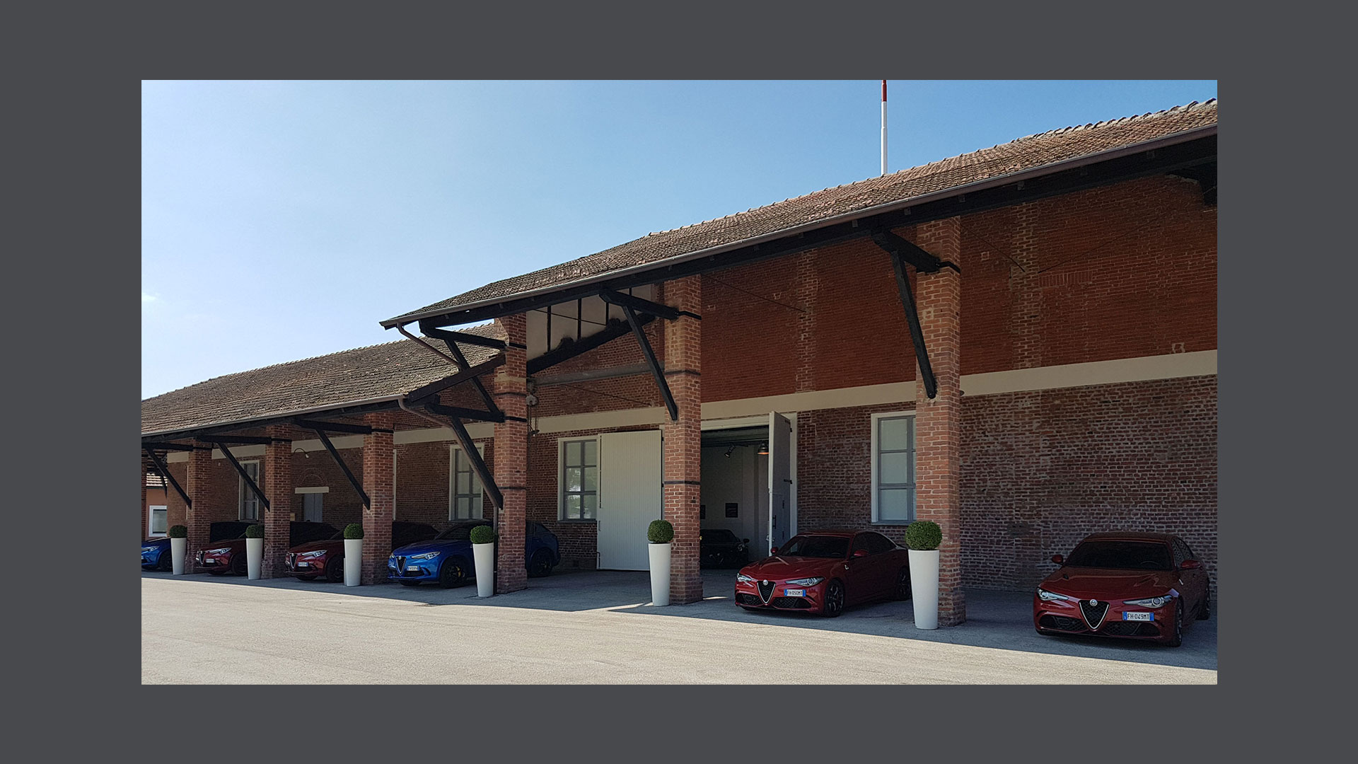 Foto di auto Alfa Romeo parcheggiate nel portico dell’Autodelta 