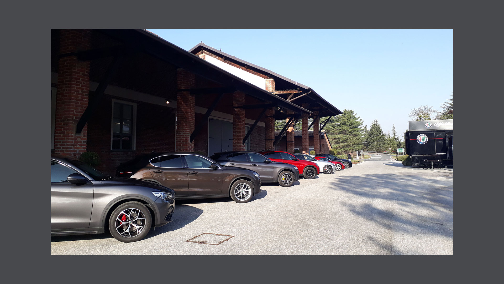 Foto di auto Alfa Romeo parcheggiate nel portico di Autodelta