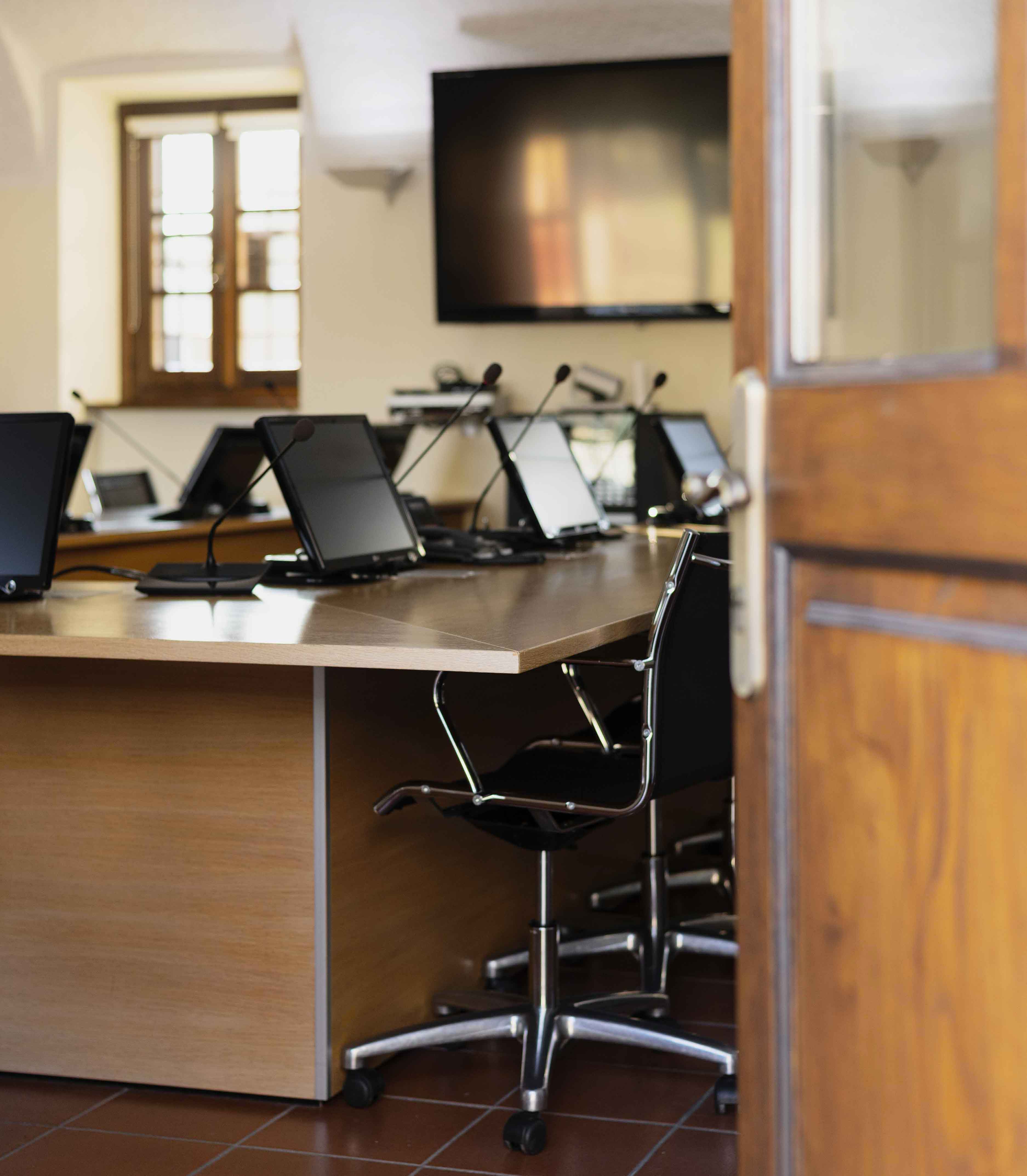 Photo of the Rappresentanza room with desks and computers