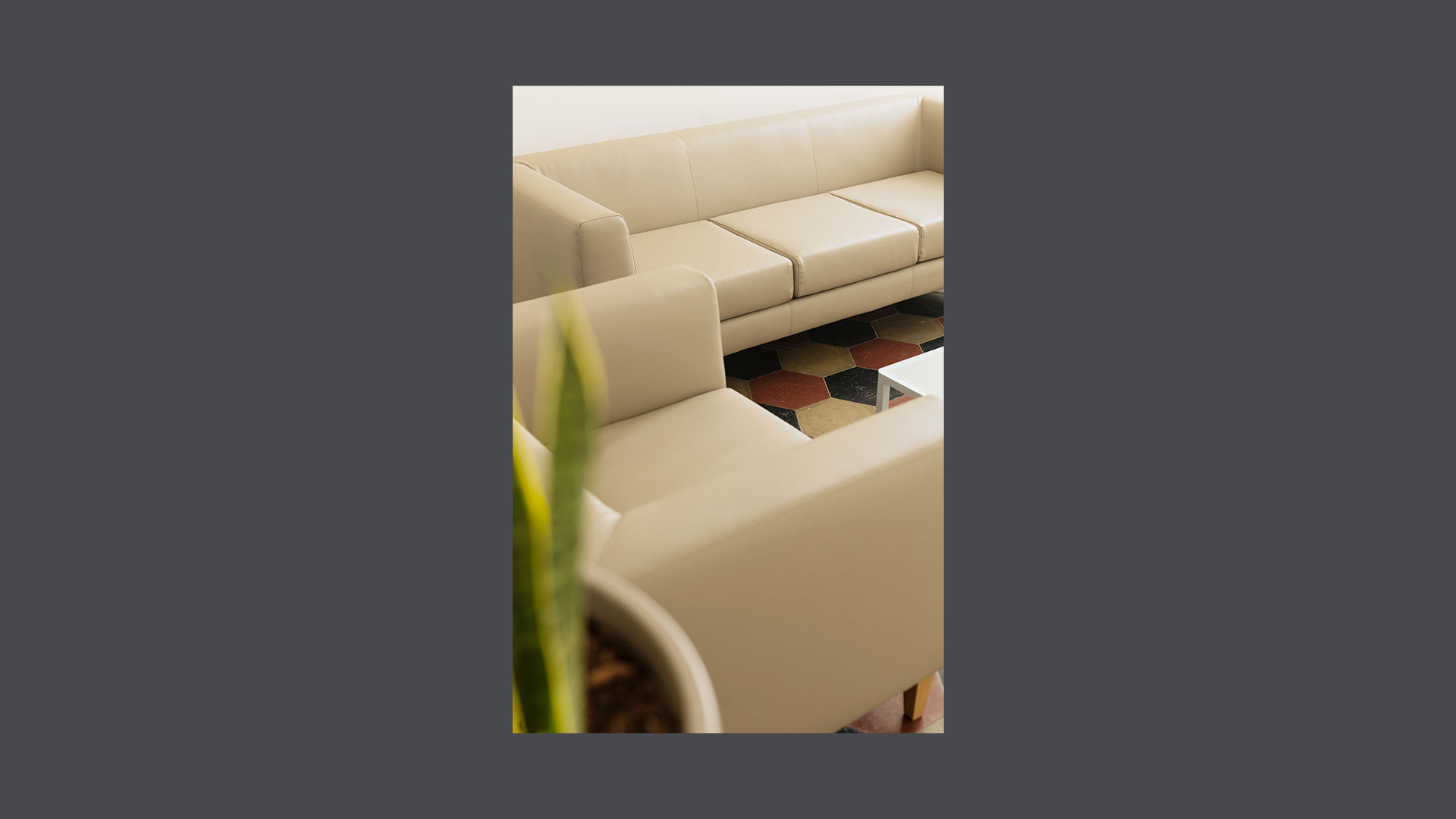 Foto di un particolare di divani della lounge