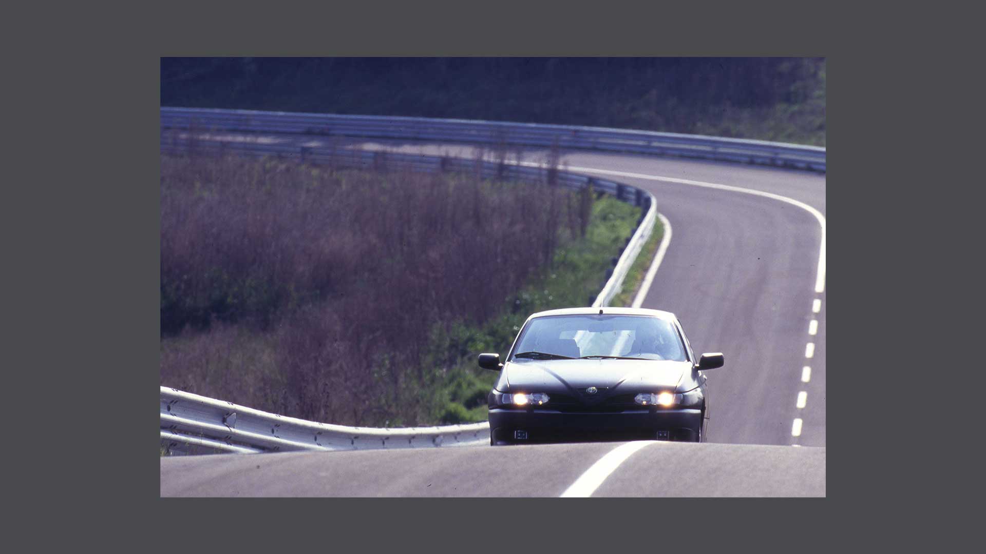 Foto di un’automobile su una pista in salita