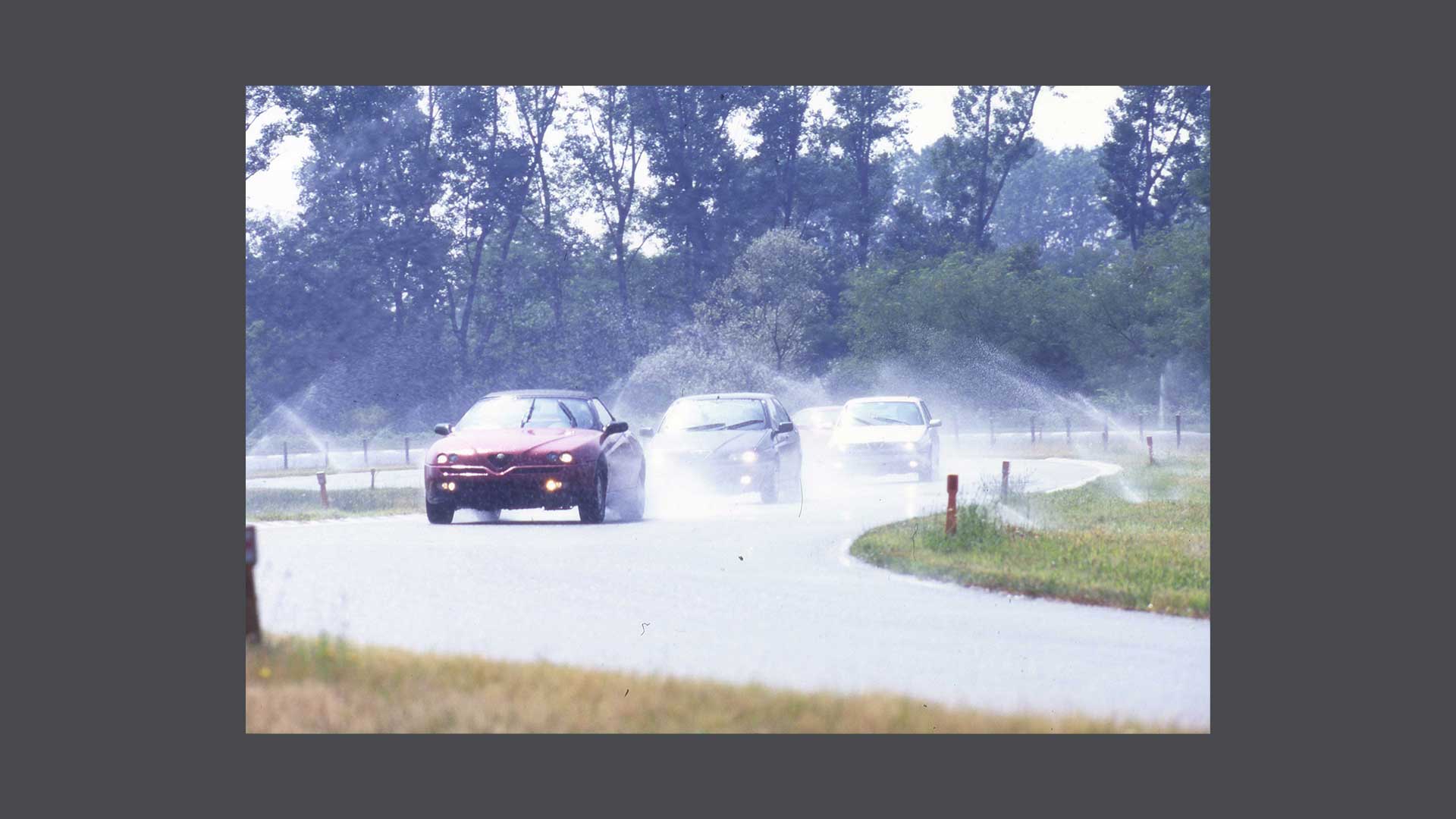 Foto di tre automobili su terreno bagnato