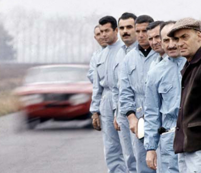 Foto datata di uomini in divisa su una pista