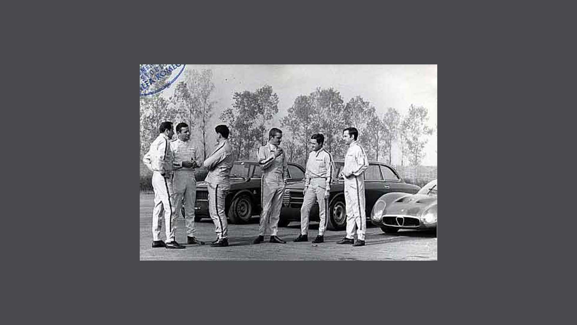 Foto storica di automobilisti in divisa