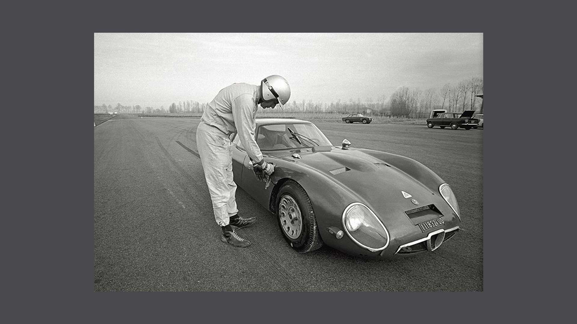 Foto di un pilota chinato su un’automobile