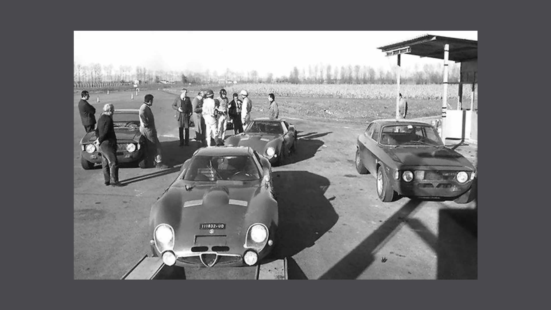 Foto storica di automobili e automobilisti in pista