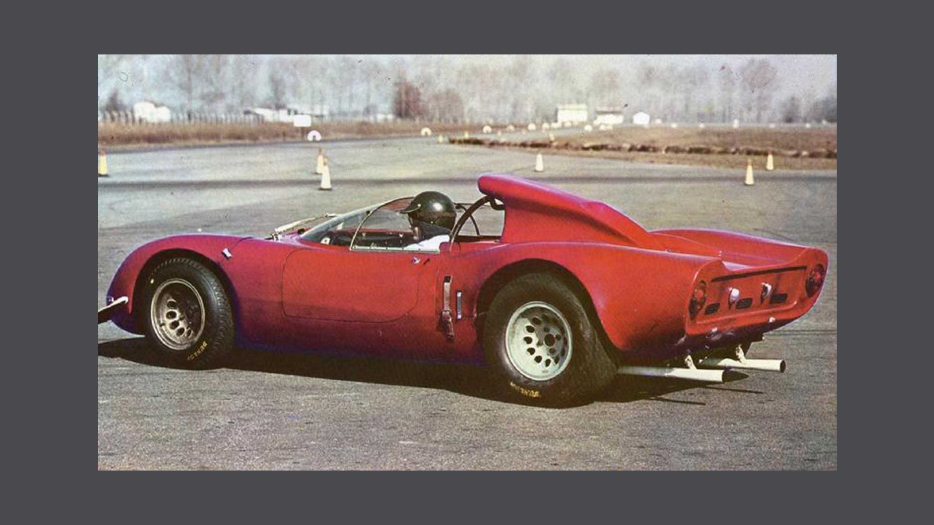 Foto storica di un automobile rossa