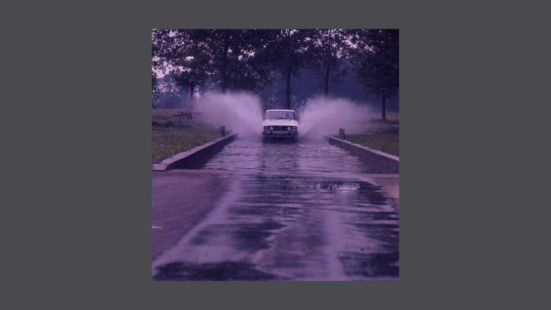 Foto storica di un’automobile su terreno bagnato
