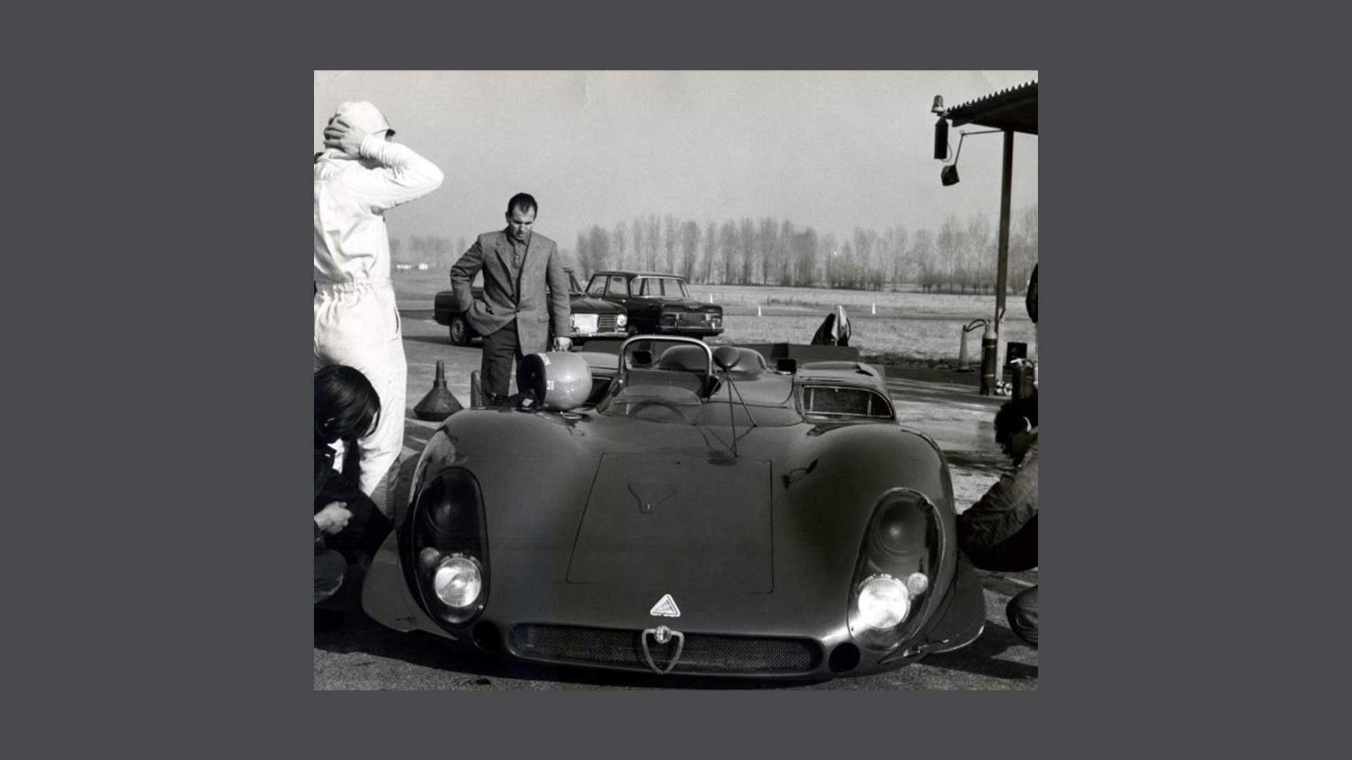Foto storica di un automobilista accanto alla sua auto