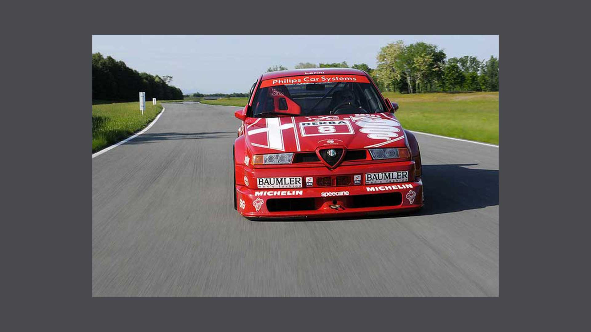 Foto di un’automobile Alfa Romeo rossa