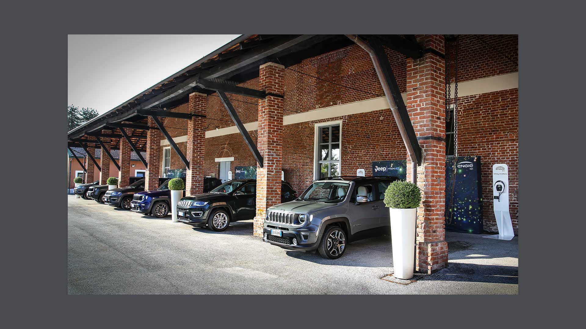 Foto di automobili Jeep parcheggiate