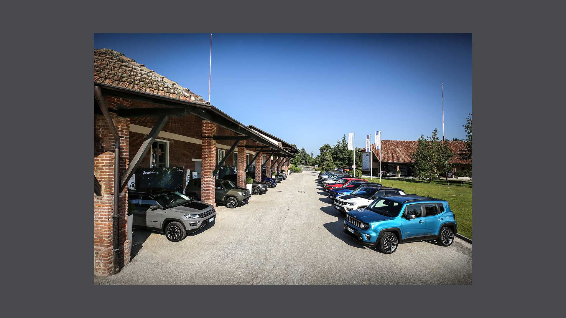 Foto di automobili Jeep parcheggiate nel poticato di Autodelta