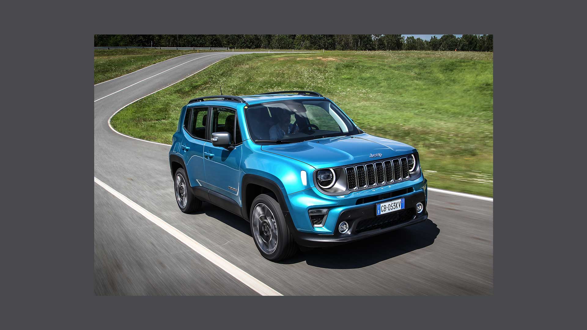 Foto di una Jeep Renegade su pista