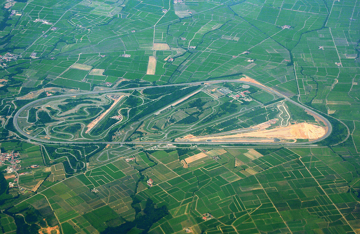 Foto di un’automobile in curva su una pista