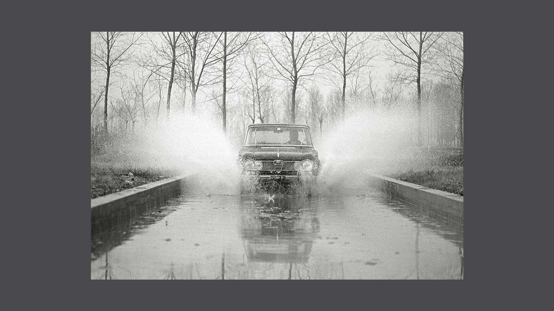 Foto storica di un’automobile su terreno allagato