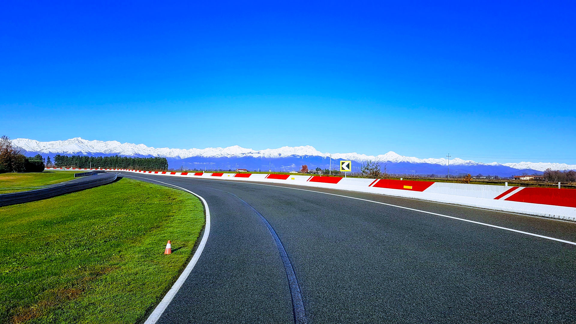 Photo of an Alfa Romeo track curve