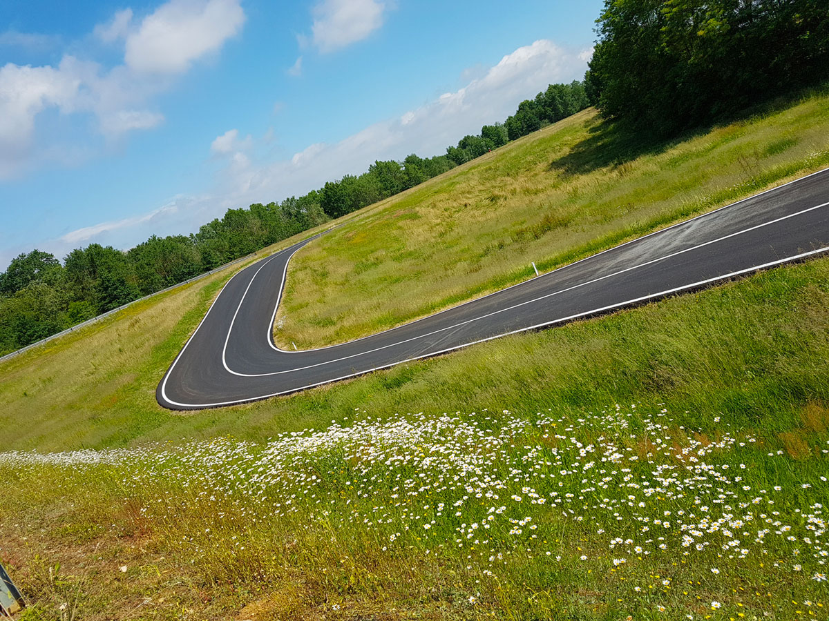 Photo of a Langhe track curve