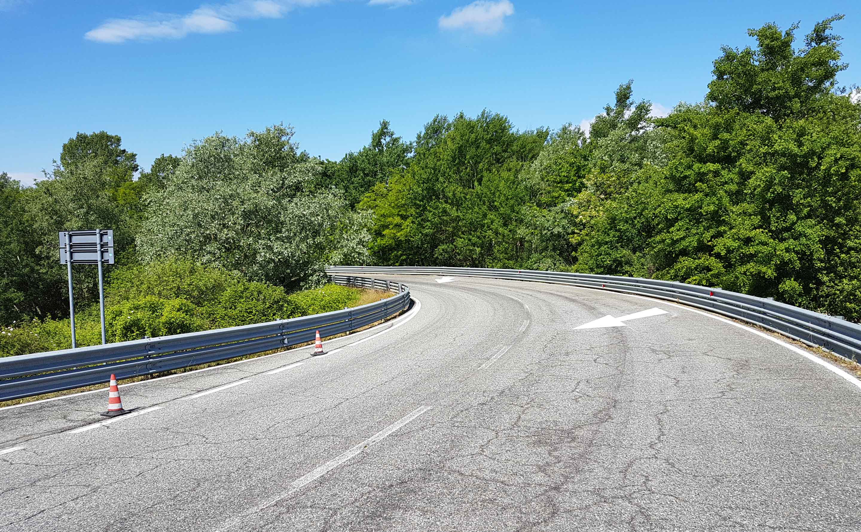 Photo of a track in the curve of the Langhe track