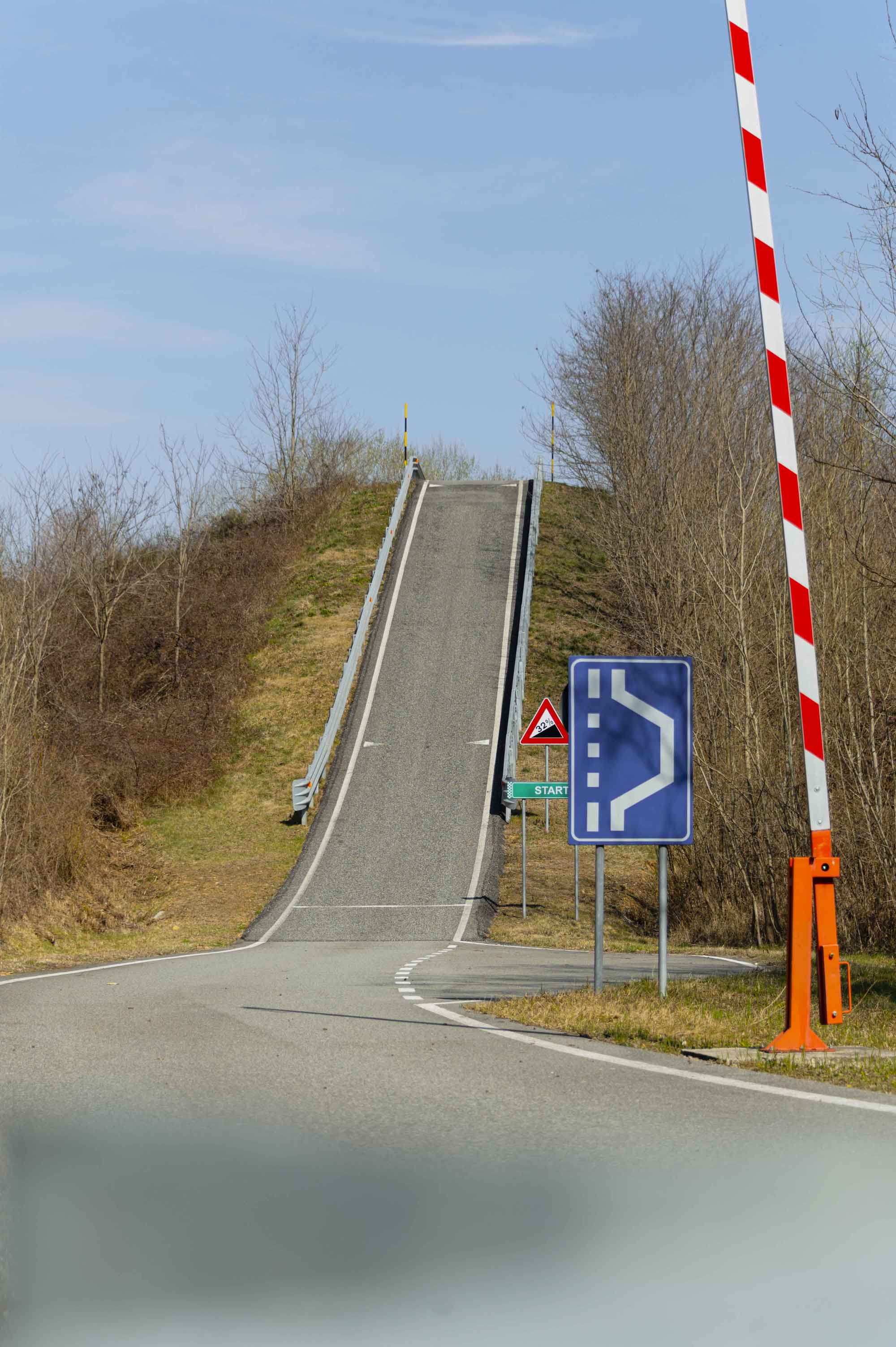 Foto di una pista con spunto in salita