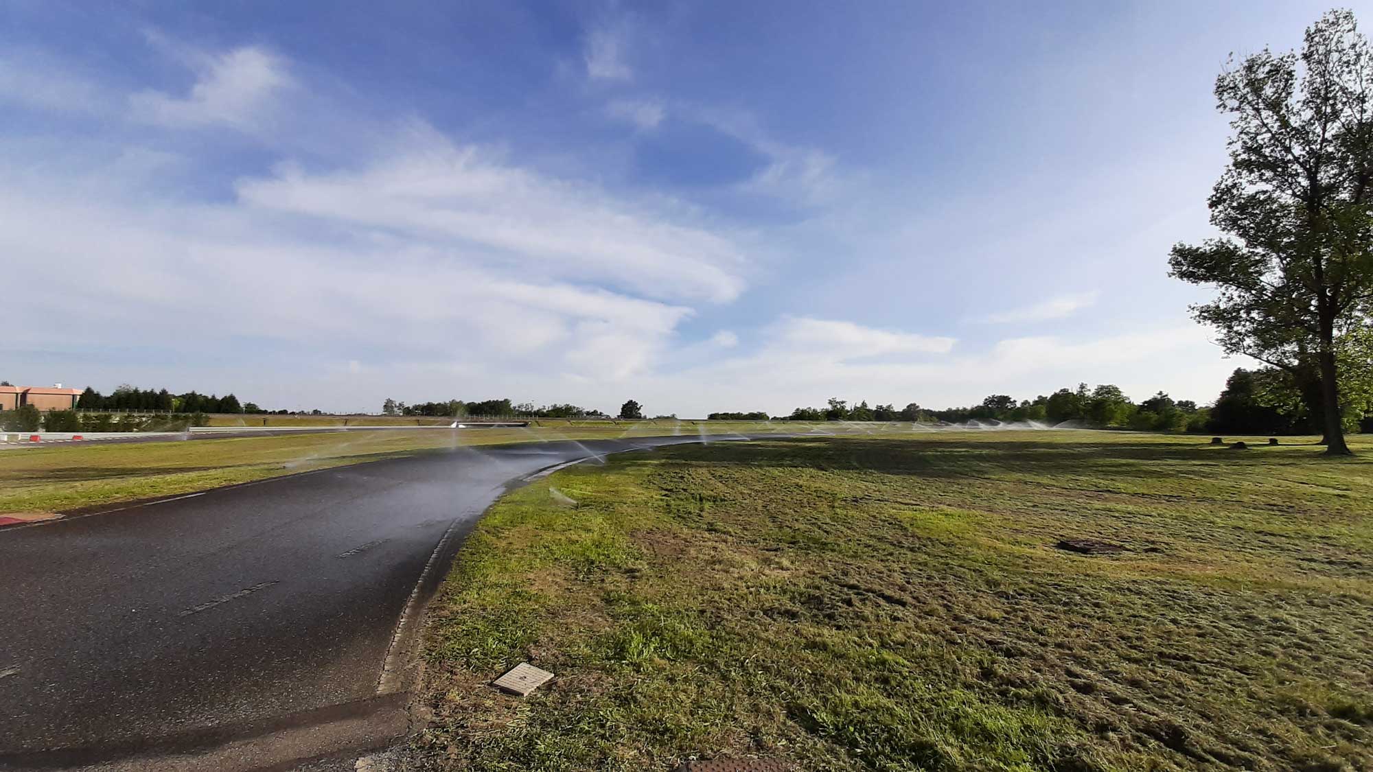 Foto di una pista di simulazione di pavimento bagnato