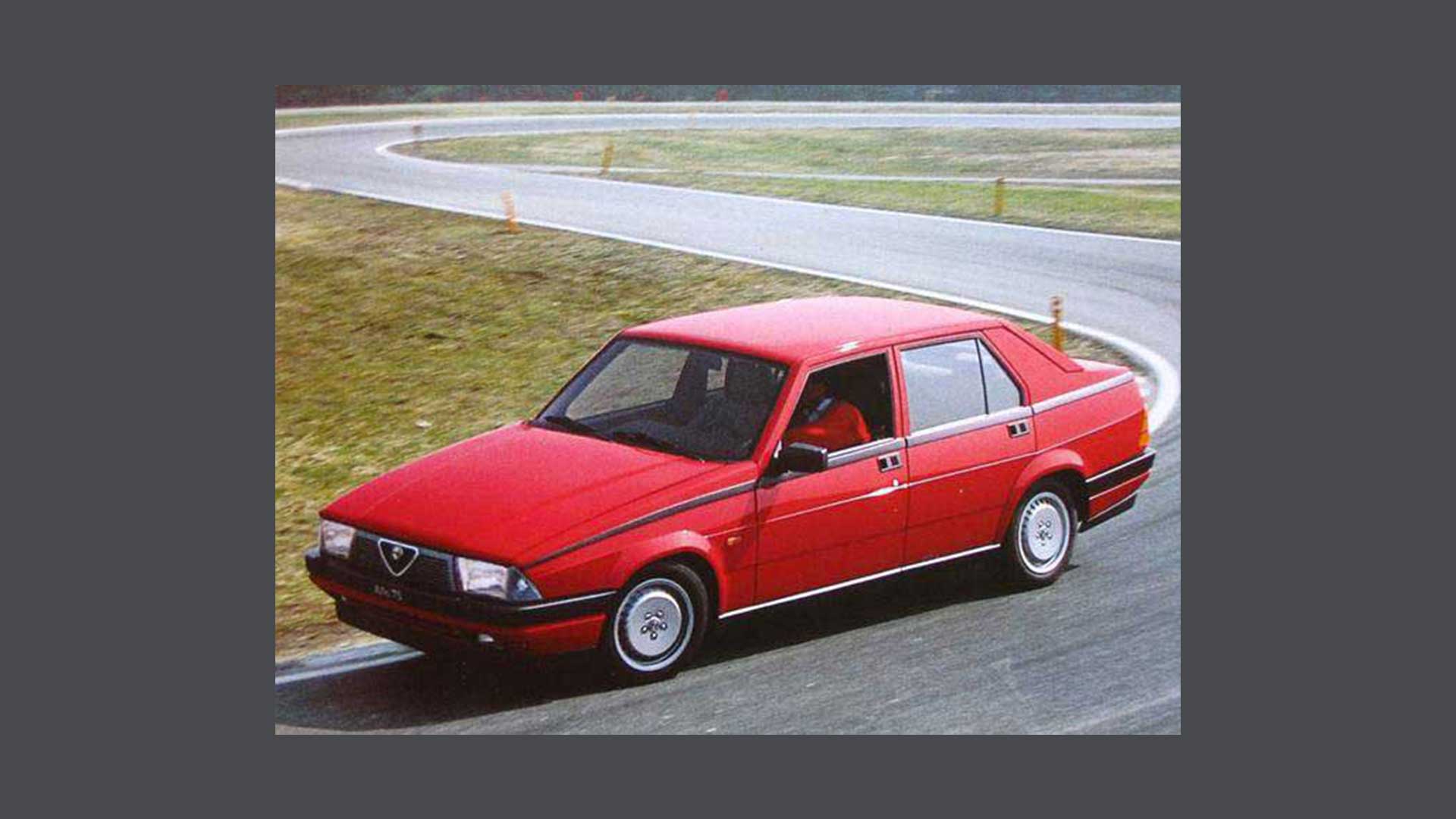 Foto storica di un’automobile Alfa Romeo rossa